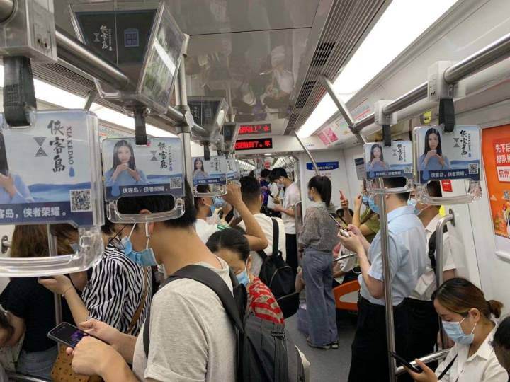 浙江多地防疫形势严峻，公共场所严格落实测温亮码戴口罩等举措