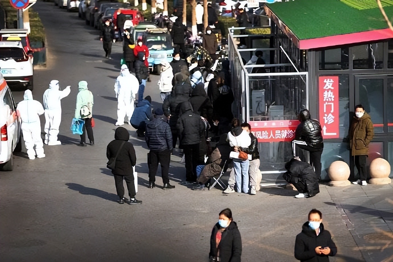 新十条后北京疫情高烧人数剧增，发热门诊不堪重负