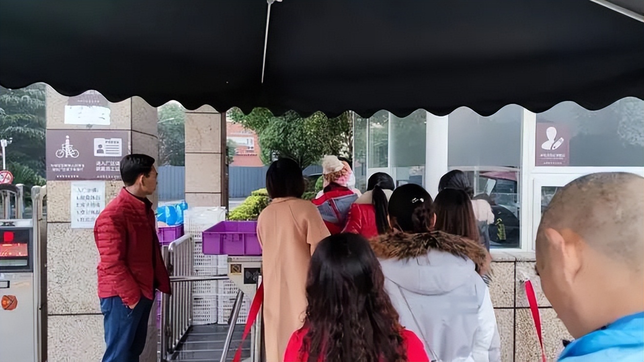 中美宣布疫情结束，多地不再强制戴口罩，啥情况？