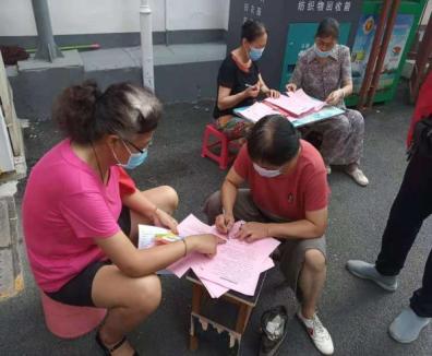 党员齐上阵入户排查战疫情 筑牢铁路小区群防群控防线