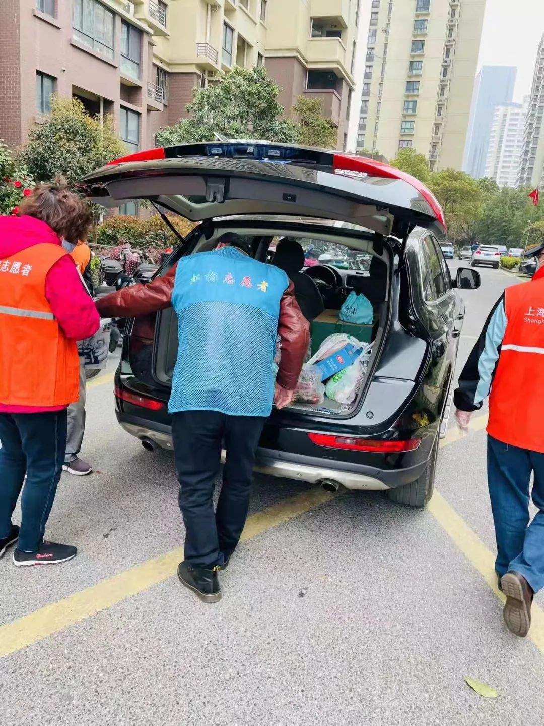 疫情下上海检测阳性病例创新高，点点租员工当志愿者见闻