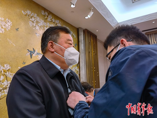 4月10日梁万年解答上海疫情进展及能否短时间动态清零等问题