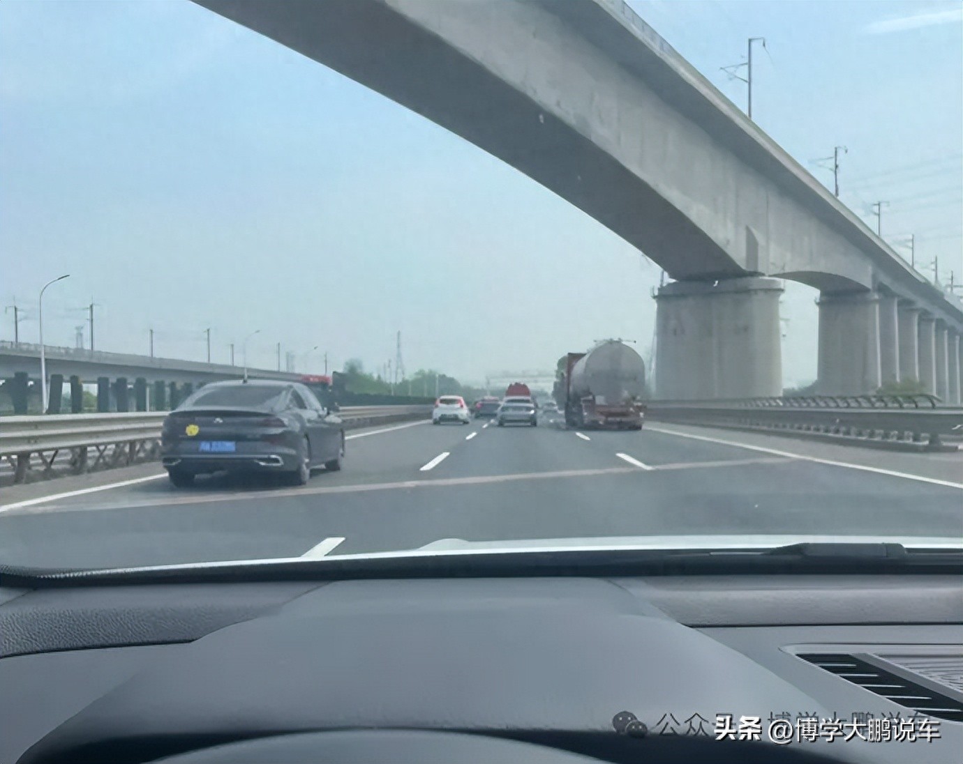 高速快车道龟速车为啥多?新手不懂规则,导航也不提醒