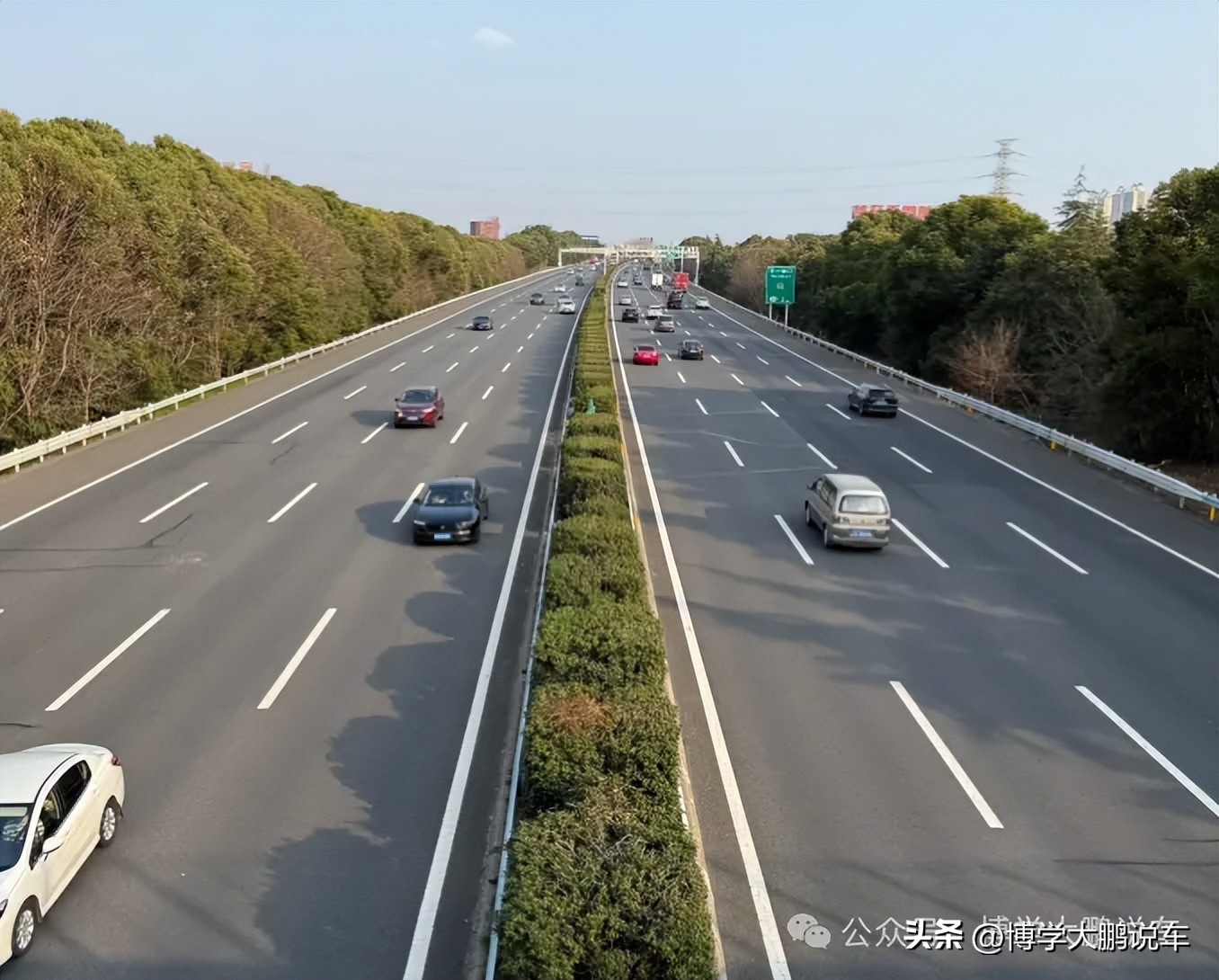 高速快车道龟速车为啥多?新手不懂规则,导航也不提醒