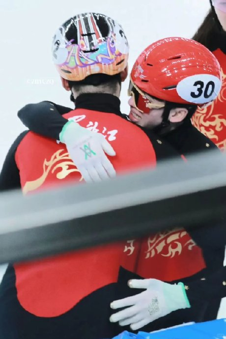 米兰冬奥会短道速滑赛场意外频发，背后原因引人深思