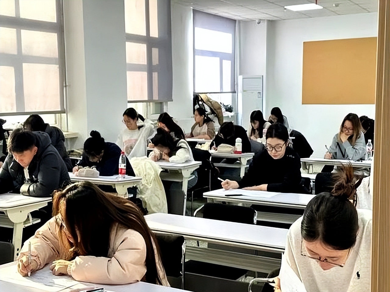 各地考生备战高考，老师家长解读高考政策及志愿填报要点