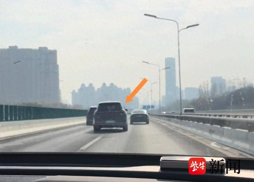 武汉一新能源汽车蛇形走位，司机因违章驾驶被处理