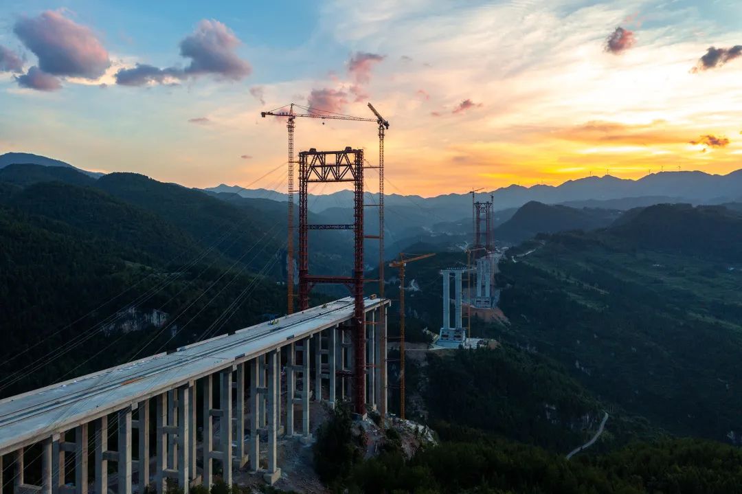 渝湘复线高速桥梁隧道建设进展快，今年路基将大幅贯通