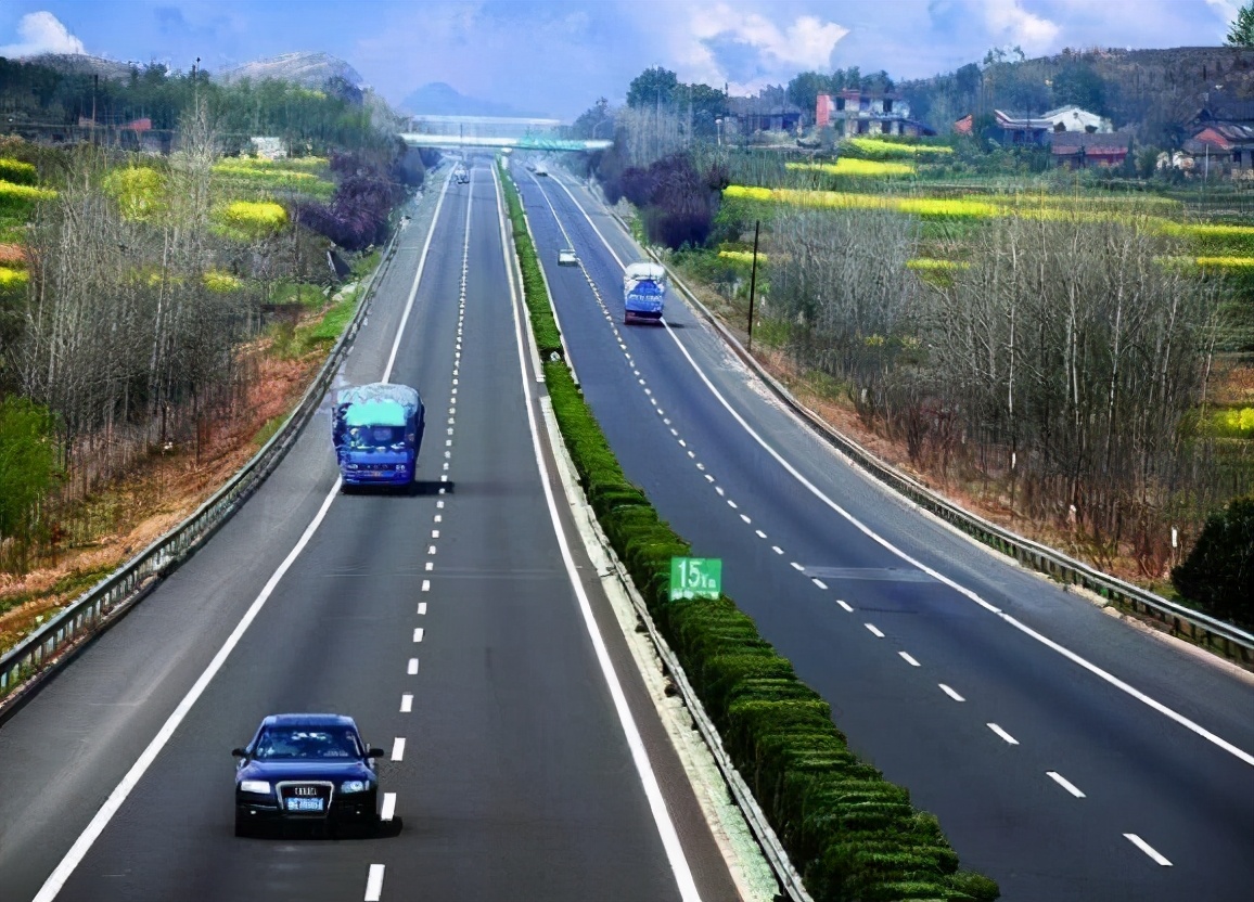 高速行车注意啥？速看这几个高速驾驶技巧，保安全