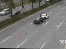 高速交通事故后果严重!牢记车靠边人撤离即报警保命