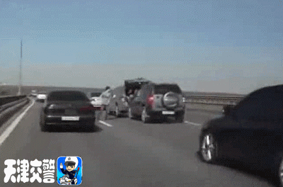 高速交通事故后果严重!牢记车靠边人撤离即报警保命