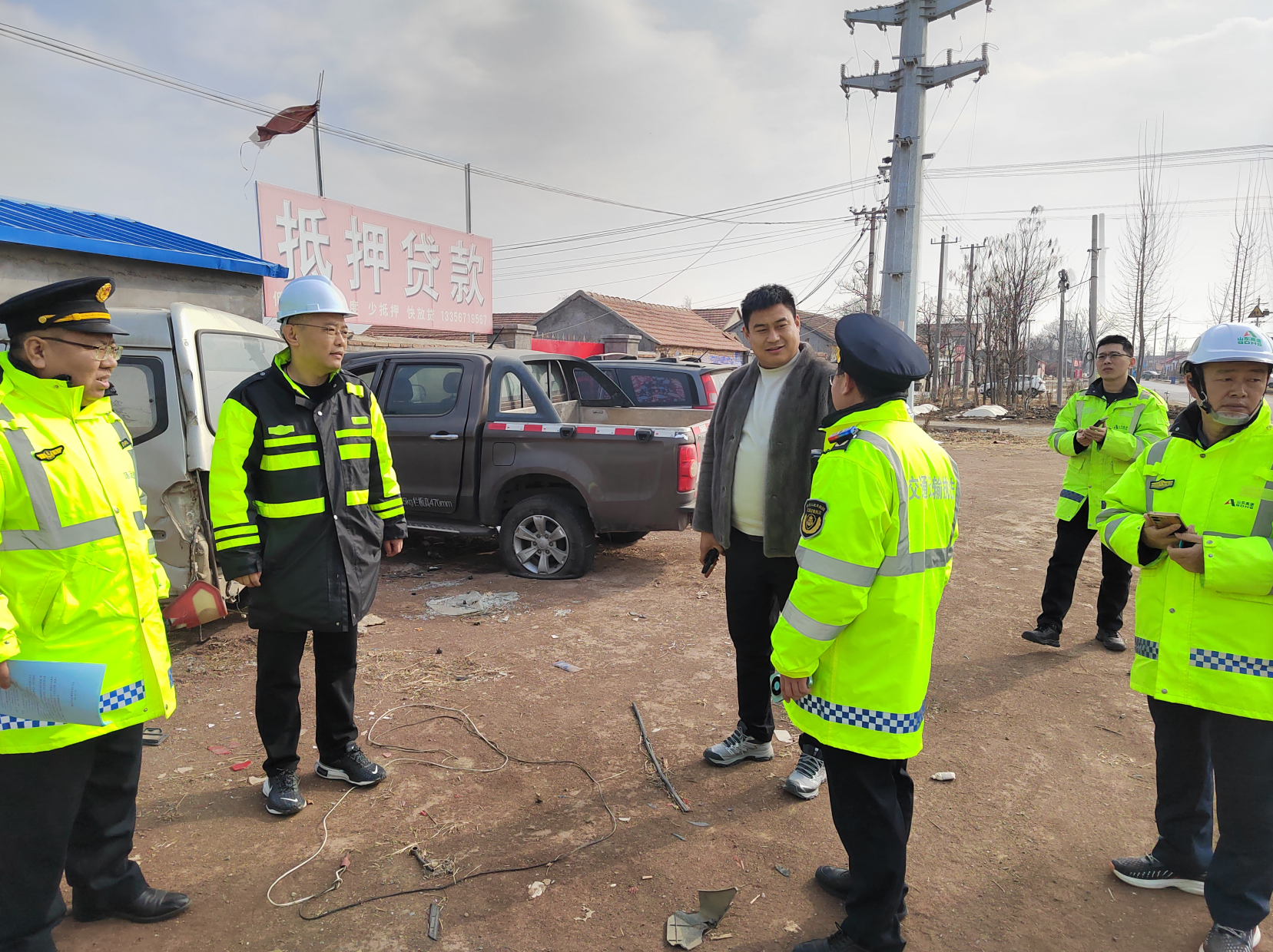 春运期间潍坊高速大队快速清理青商高速桥梁下废旧车辆除隐患