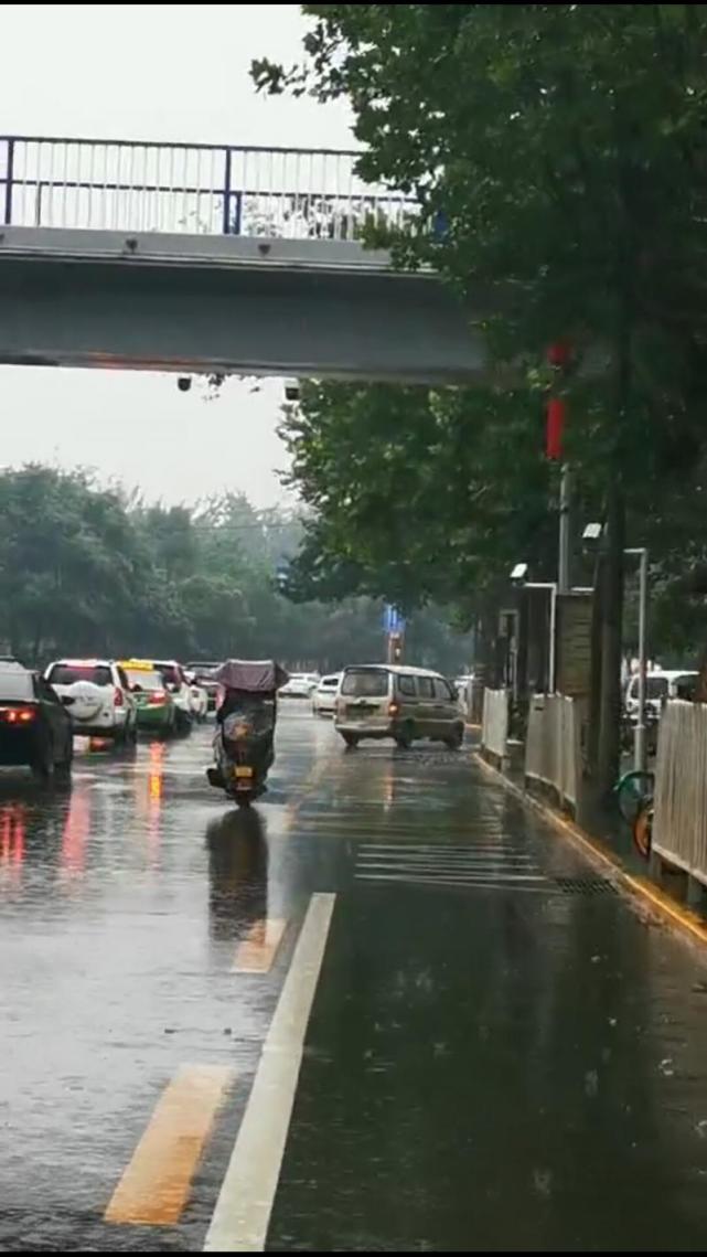 西安男子持续拍违章高发地视频，提醒司机注意交通规范