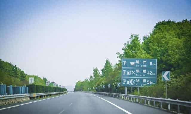 新手跑高速选哪条车道安全？高速车道划分及行驶要点