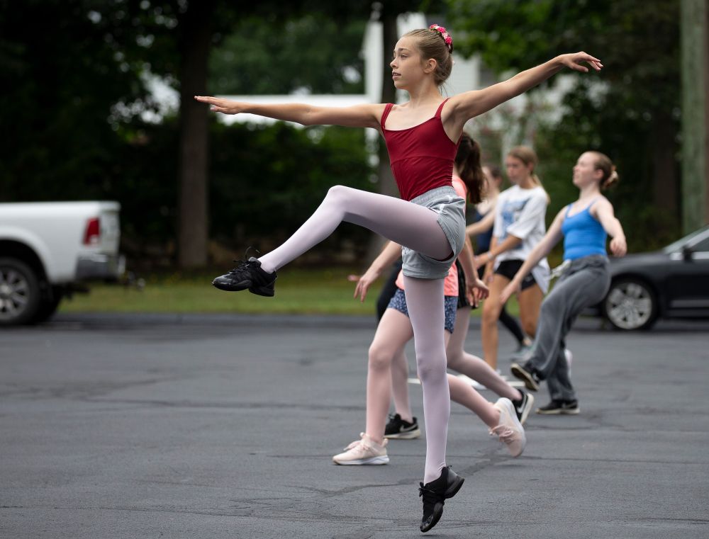 美国疫情近期变化:新增确诊下降、检测量上升,复课成挑战