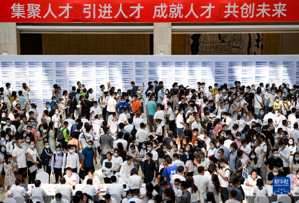 中国抗疫人民至上生命至上实践_疫情期间_优化防控措施应对疫情冲击