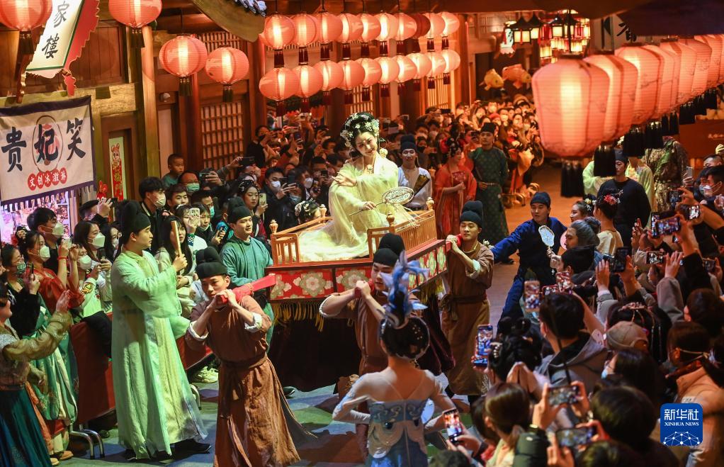 中国抗疫人民至上生命至上实践_优化防控措施应对疫情冲击_疫情期间