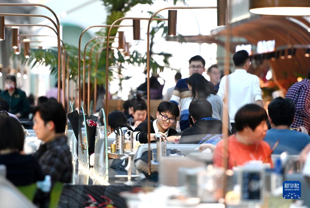 中国抗疫人民至上生命至上实践_优化防控措施应对疫情冲击_疫情期间