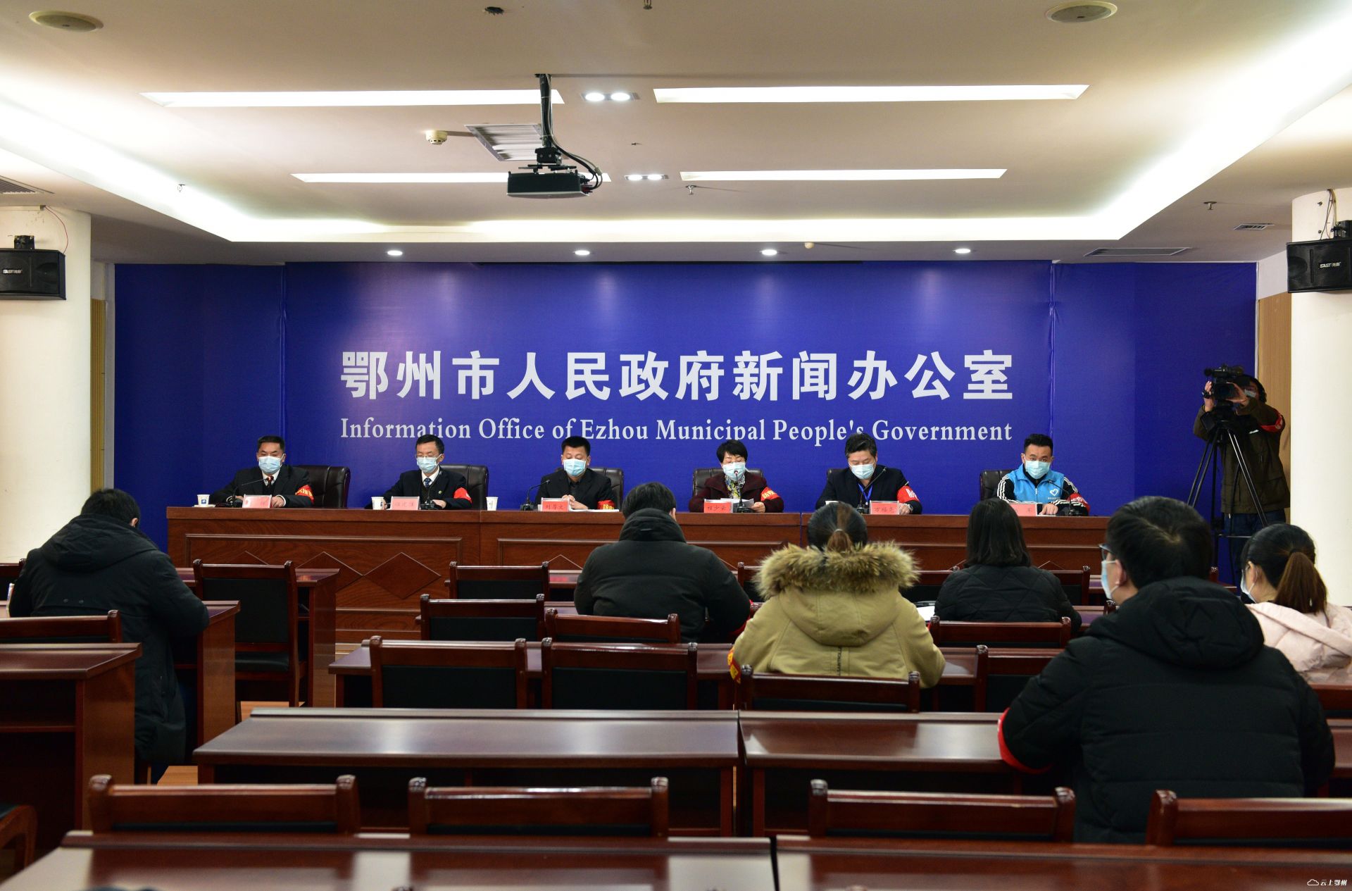 2月28日我市召开新闻发布会介绍疫情防控与转运隔离情况